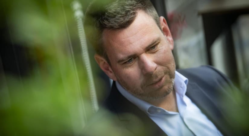Lázár János nem engedte, Vitézy Dávid újraindítja 160 új Volán-busz beszerzését
