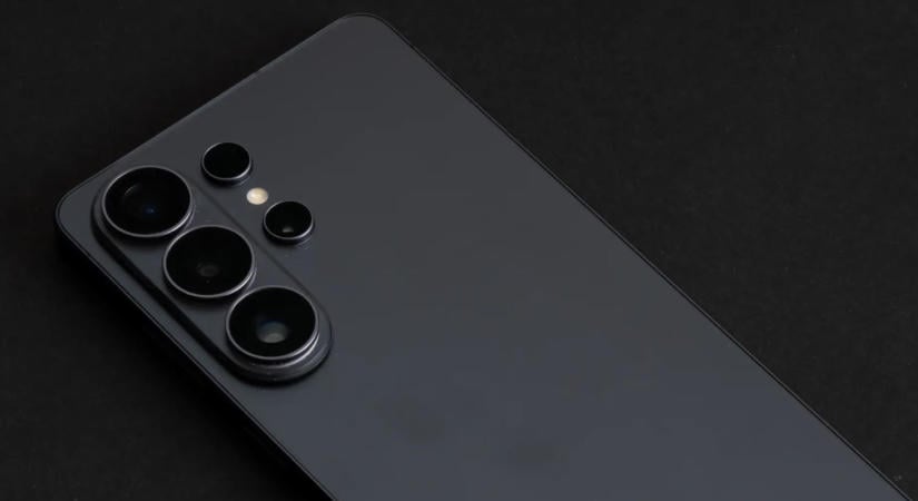 Hamarosan általánosak lehetnek a 10 000 mAh-s aksival szerelt Android csúcsmobilok