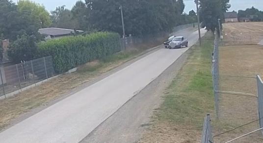 Elszabadult a pokol Valkón, autós üldözés, lövöldözés fényes nappal - gépfegyvert láttak az őrjöngő férfinél