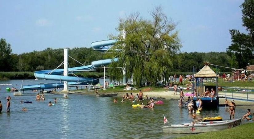 Nem áll meg a strandbezárási hullám: újabb népszerű fürdőhelyet zártak le