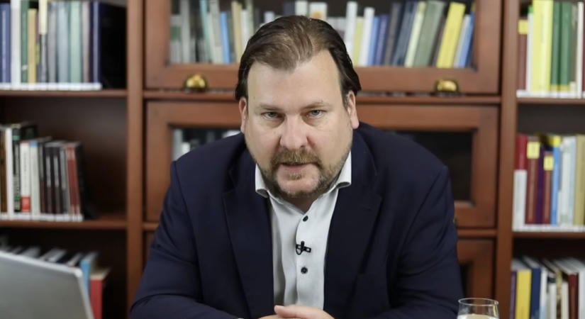 Hadházy: Az Alapjogokért Központ munkatársa horogkeresztet montírozott egy szivárványos zászlóra, vádat emeltek ellene