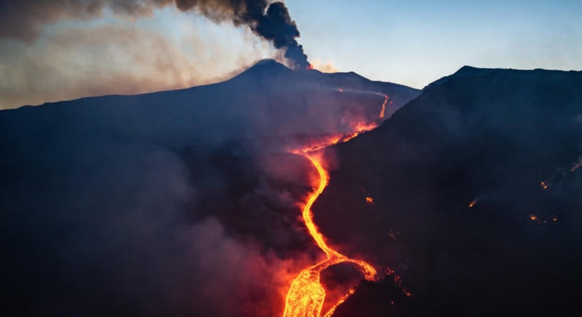 Az Etna miatt megint leállították a légiforgalmat a cataniai repülőtéren