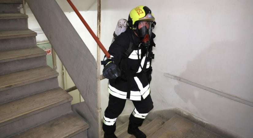 18 emeletet futottak a tűzoltók védőruhában Veszprémben ( képgaléria, videó)