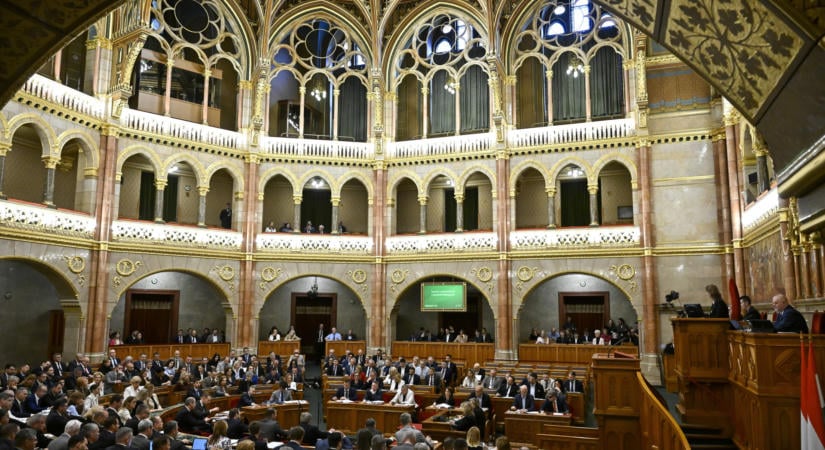 Megalakult a Médiatanács, a Fidesz-KDNP képviselői kivonultak a parlamentből a szavazás után