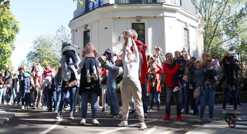 Gyereket a magasba! flashmob a Víztoronynál – Szombathely az idén is csatlakozott az országos programhoz - fotók