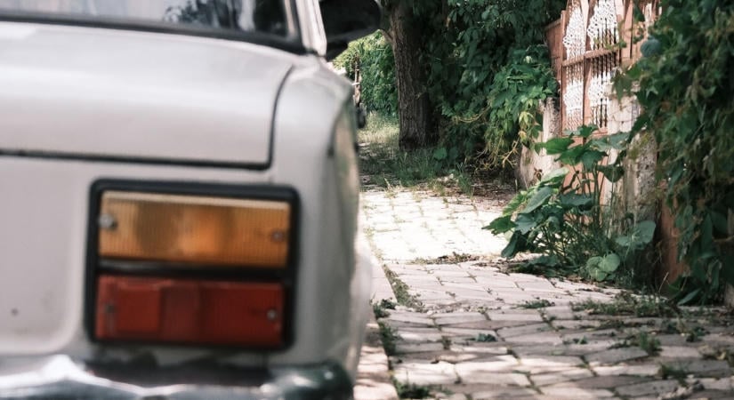 Tovább öregszik a magyar autópark, de van valami, ami segíthet