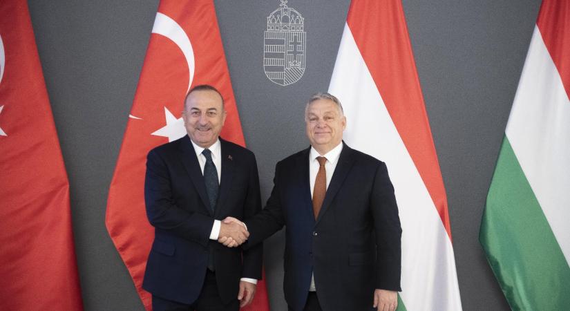 Orbán Viktor Törökország külügyminiszterével tárgyalt