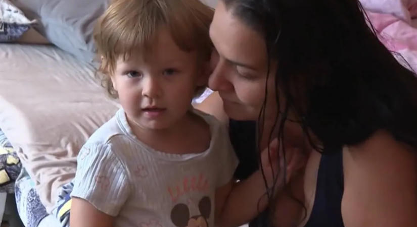 Csak akkor kezdett el sírni... – bezárt autóból mentettek ki egy kétéves kisfiút Karancsalján