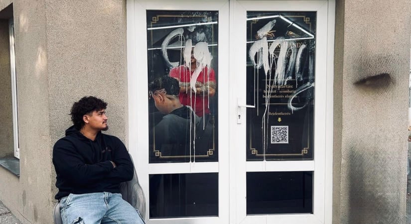 Több kirakatot is meggyaláztak a „cigány” szóval? – Válaszolt a győri rendőrség