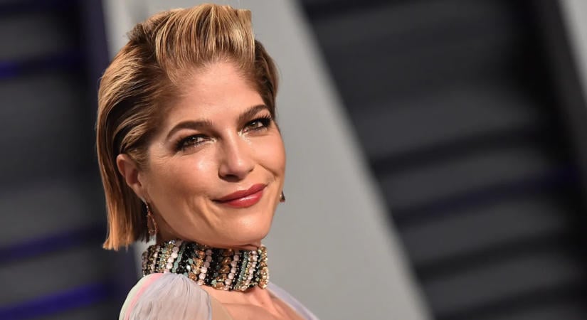Ez okozhatta Selma Blair durva ámokfutását a repülőgépen: a színésznőnek bíróság elé kellett állnia