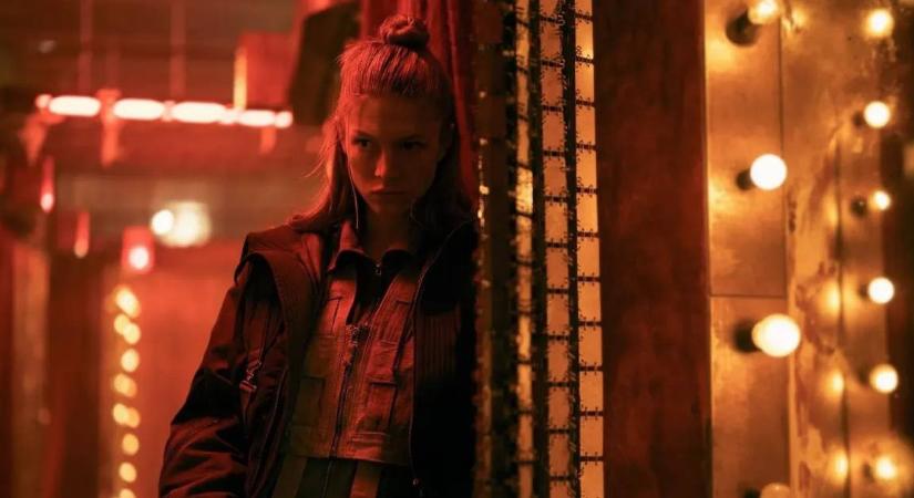 Hunter Schafer és Michelle Yeoh pózol a Szárnyas fejvadász-sorozat első képein