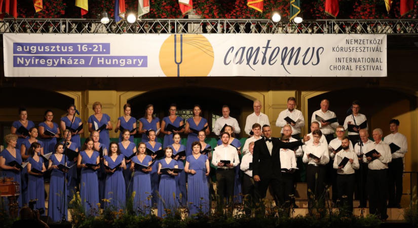 Cantemus Kórusfesztivál: folklórest a Kossuth téren – fotókkal