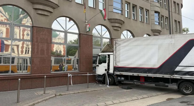 Villamossal ütközött, majd épületnek csapódott egy teherautó Budapesten, a mentők is a helyszínen – fotók