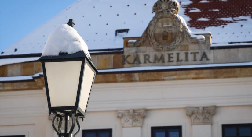 Az Orbán-kormány 100 millió forintért földgömböket, 15 millióért íróasztalt vett a Karmelitába
