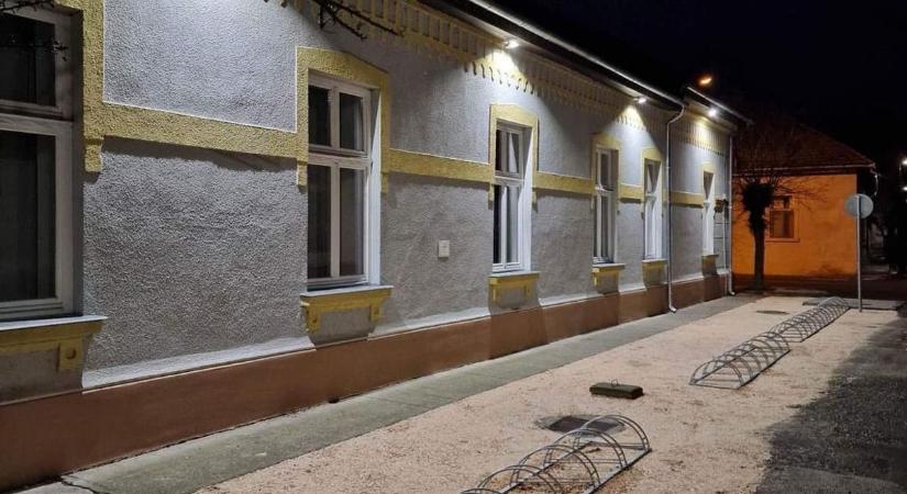 Megoldódott a kerékpárok tárolása a Szabadság Mozinál Mezőtúron