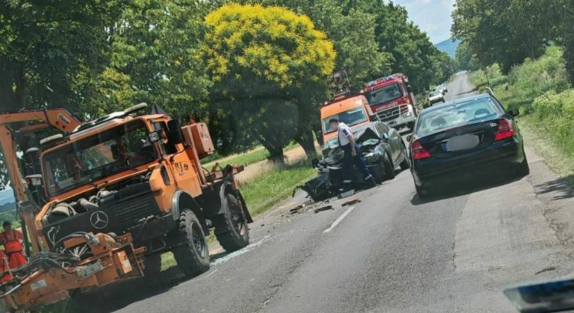 Ijesztő baleset: fűnyírótraktorba hajtott egy autó az 58-as főúton