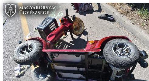 Nem nézett maga elé az autós, zebrán gázolta a kerekesszékest