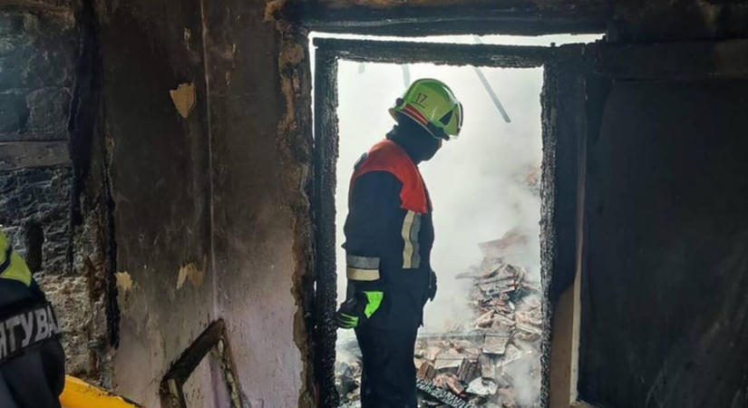 Tűz ütött ki egy beregszászi lakóházban, a szomszéd épületet sikerült megmenteni