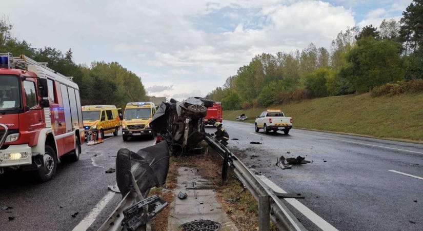 Terepjáró és kisbusz ütközött az autópályán a Pécs felé vezető oldalon