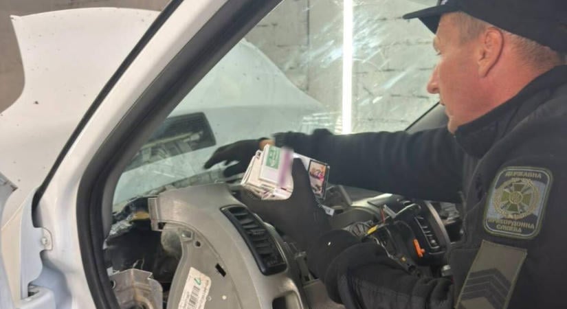 Cigarettacsempészet Tiszaújlaknál: a több mint 400 ezer hrivnyás kisbuszát is lefoglalták