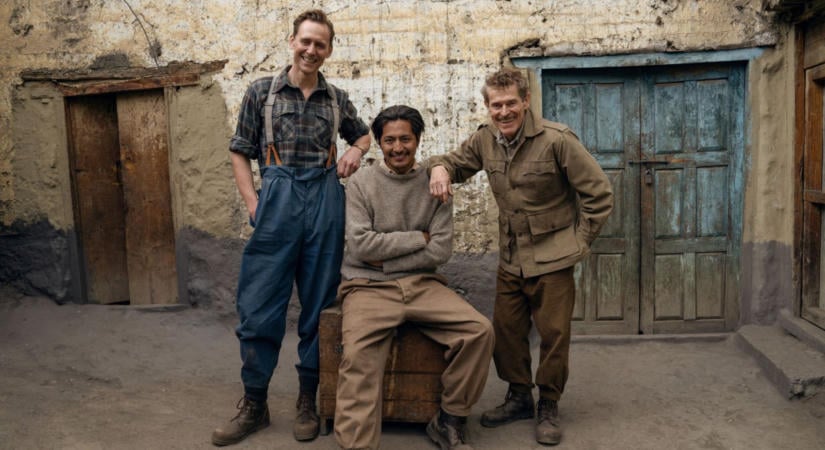 Majdnem 100%-on áll Tom Hiddleston új hegymászós filmje, mától a streamingóriás platformján!