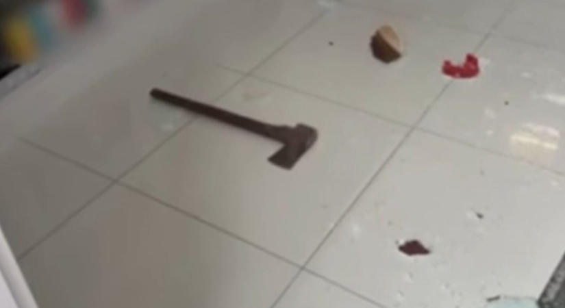 Betondarab, balta és egy nagy fekete zsák – így fosztotta ki a trafikot hajnalban