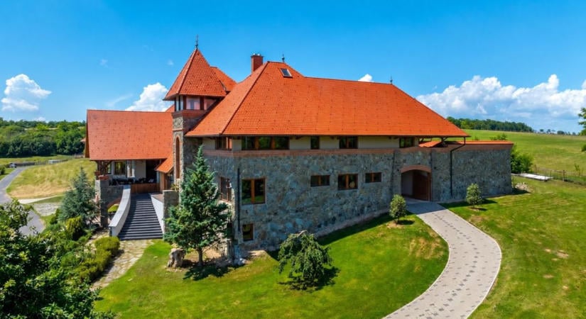 Egymilliárdos luxusbirtokra akadtunk a Balatontól nem messze, a természet közepén
