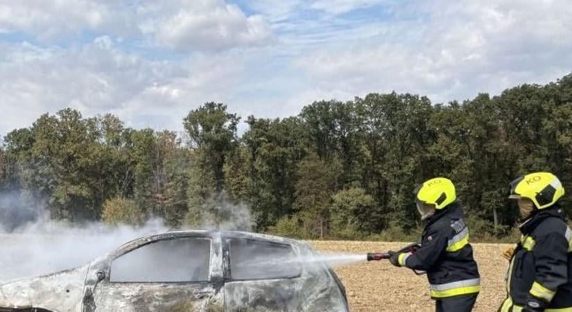 Ezt meg hogy? Teljes terjedelmében kigyulladt egy szántóföldön elhagyatottan álló autó