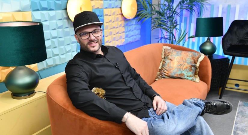 Takács Nikolas a Bee Gees frontembere lesz – így változnak át a Sztárban Sztár szereplői az első adásban