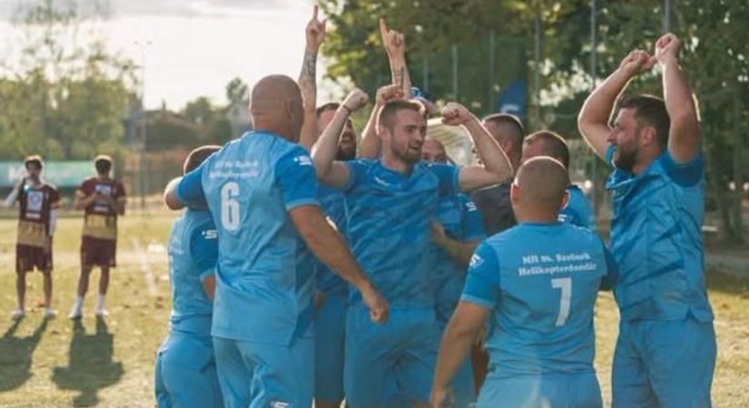 A futballpályán is szárnyalnak a szolnoki helikopterdandár katonái