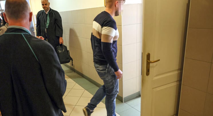 „Két ember élete ennyit ér?” – Kiborultak a kispesti zebránál mobilozva gázoló B. Milán ítéletén a gyászoló szerettek