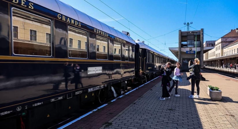 Fél órát késett, de megérte várni: Így robogott át Győrön az Orient Expressz - fotók, videó