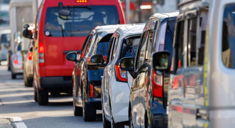Tréler és kamion ütközött az M5-ösön Városföldnél, több kilométeres a torlódás