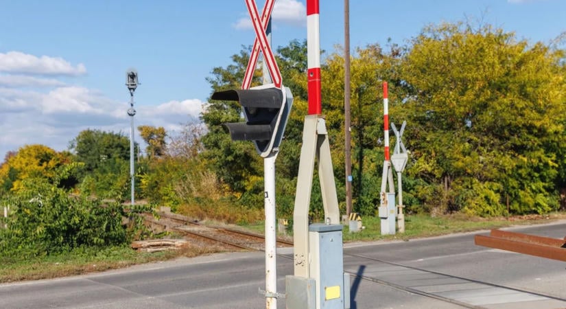 Hősies segítség Vecsésen: az utolsó pillanatban menekült meg a síneken rekedt kisbusz - videó