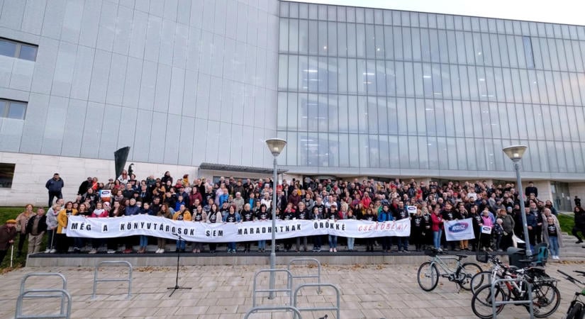 Ismét demonstrálnak a pécsi könyvtárosok