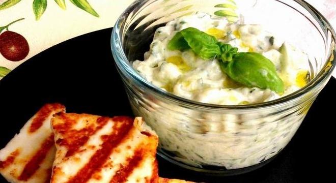 Csirkemell és sült sajt, főszerepben pedig a tzatziki