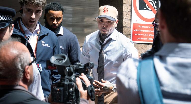 Beismerő vallomást tett Chris Brown, üveggel támadt egy zenei producerre, majd ököllel ütötte és rugdosta