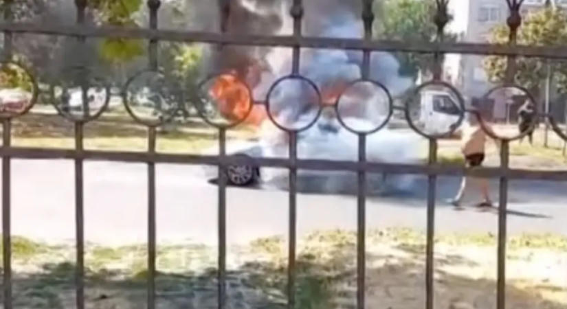 Porig égett egy autó Debrecenben, miután menet közben felrobbant a hátsó ülésen egy powerbank