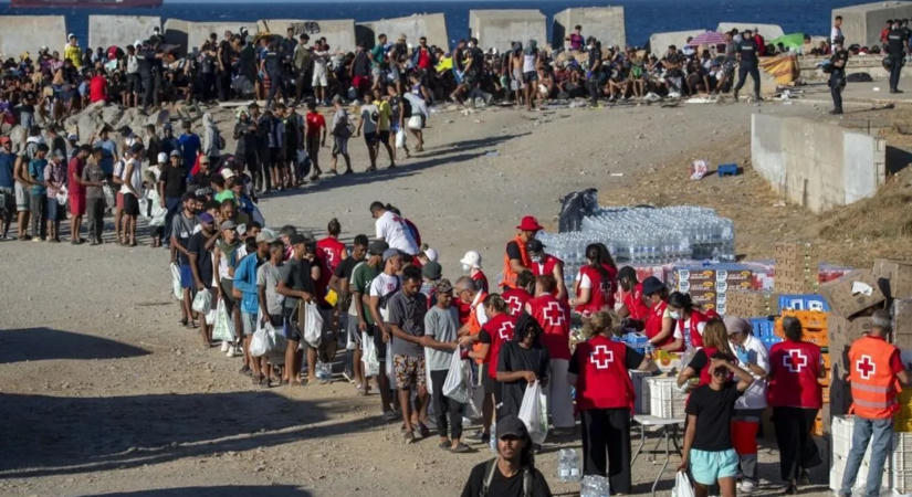 Átvágták a kerítést és összecsaptak a rendőrökkel a migránsok Görögországban