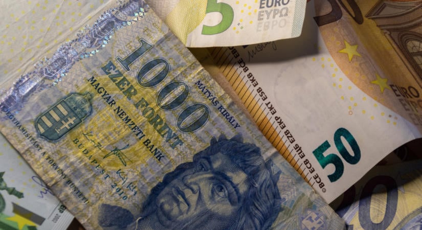 Ütik a forintot: háromhetes mélypontra zuhant a magyar deviza