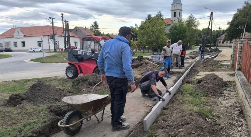 Járdát épített az összefogás Rábatamásiban, így építik falujukat a helyiek