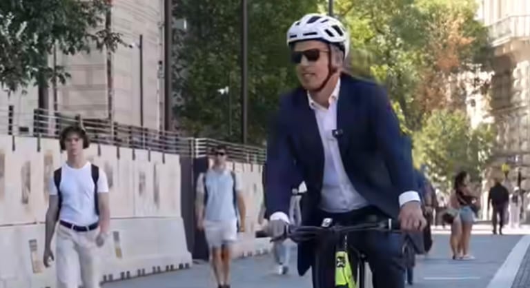 Videón, ahogy Magyar Péter bringával érkezik a Kossuth térre