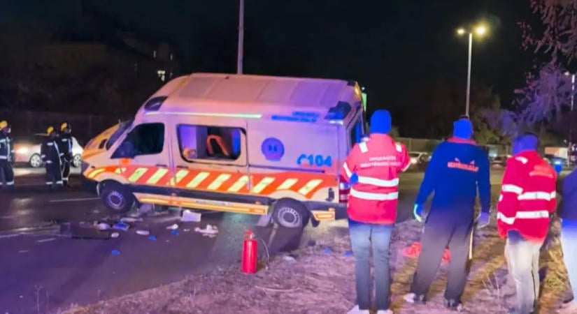 Beteget szállító mentőautó karambolozott: hatan kerültek kórházba