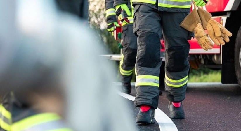 Kigyulladt egy kamion vontatója a 62-es főúton