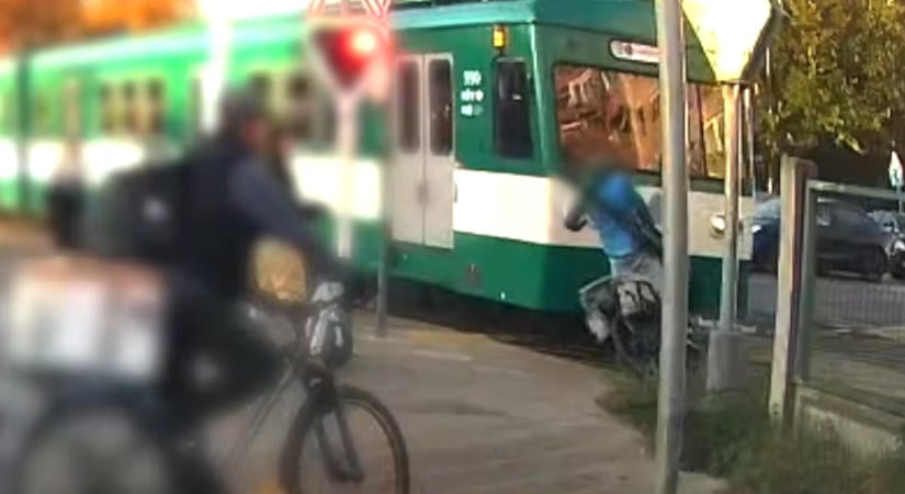 Videón, ahogy egy biciklis kihajt a közeledő HÉV elé, az ütközést már nem lehetett elkerülni