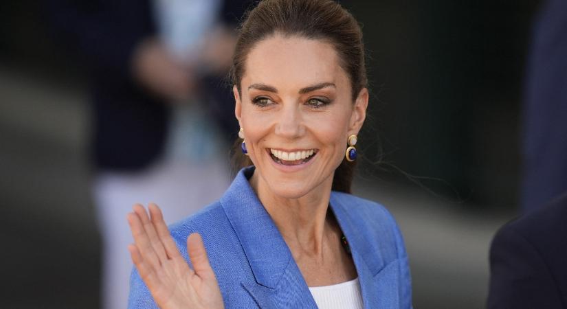 Fittyet hányt a protokollra: Katalin hercegné egy piros sortban mutatta meg magát