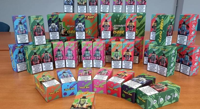A NAV-osok szimplán besétáltak, több mint 18 ezer illegális e-cigire bukkantak. Tippelj, mekkora bírságra számíthat az elkövető!