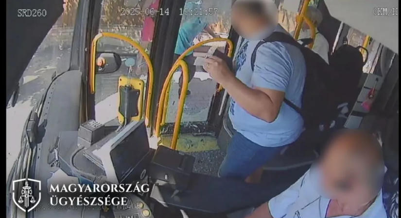 Berúgta és darabokra törte a busz ajtaját egy férfi, mert a sofőr nem engedte fel – fotó