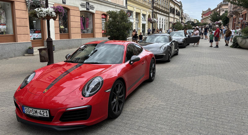 Porsche-kavalkád a belvárosban