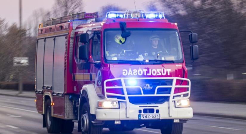 Összeütközött három autó és egy busz Budapesten